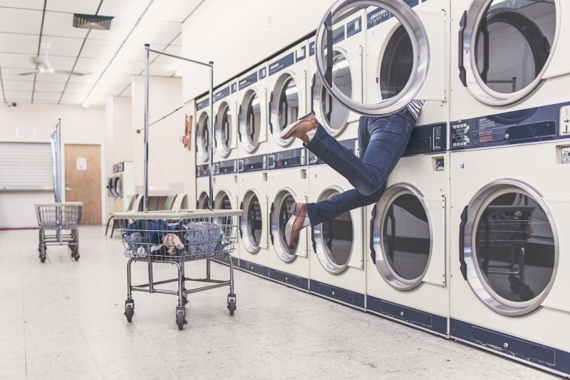 magasin-TOURRETTES SUR LOUP-min_people-woman-laundry-laundromat-interior-design-art-946996-pxhere.com